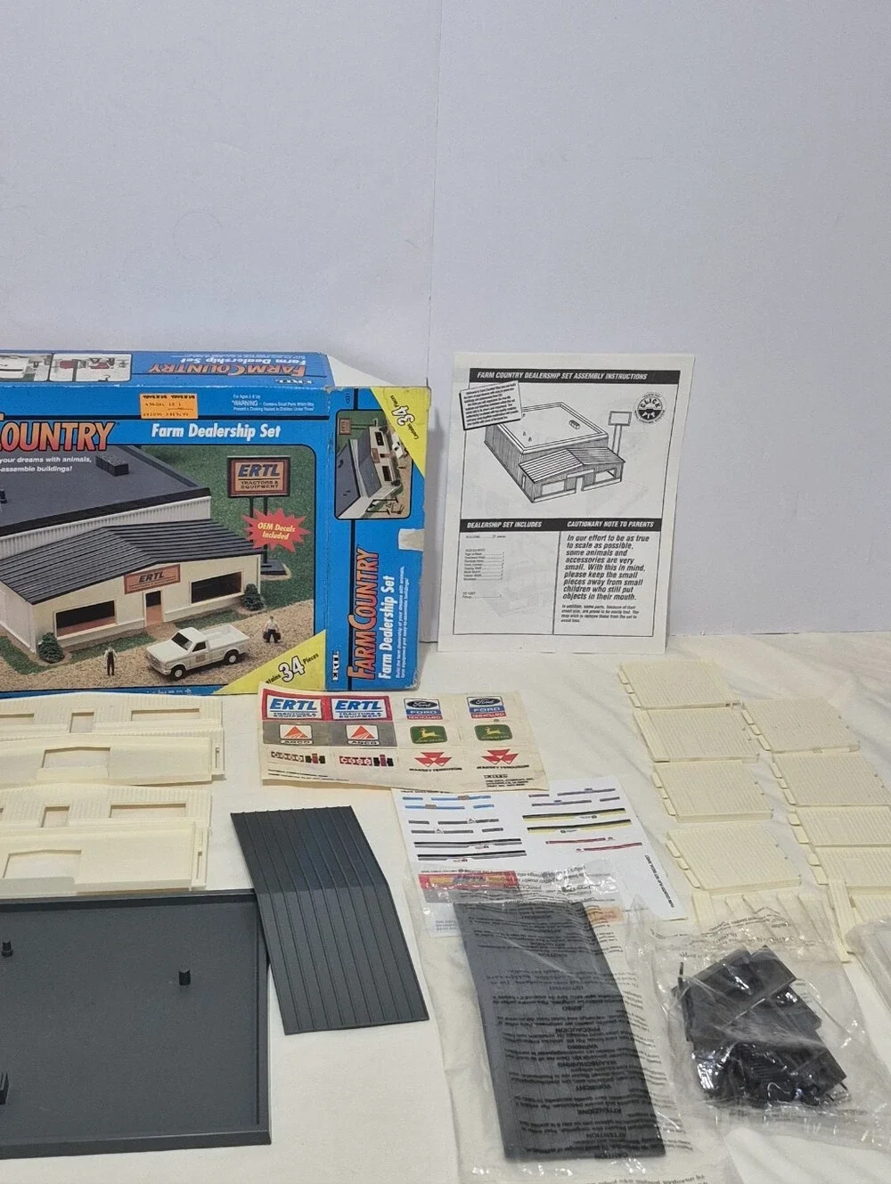 Vintage Ertl 4231 Farm Country Farm Dealership Set 1/64